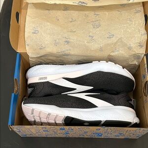 Brooks Women's Black and White Sneakers
